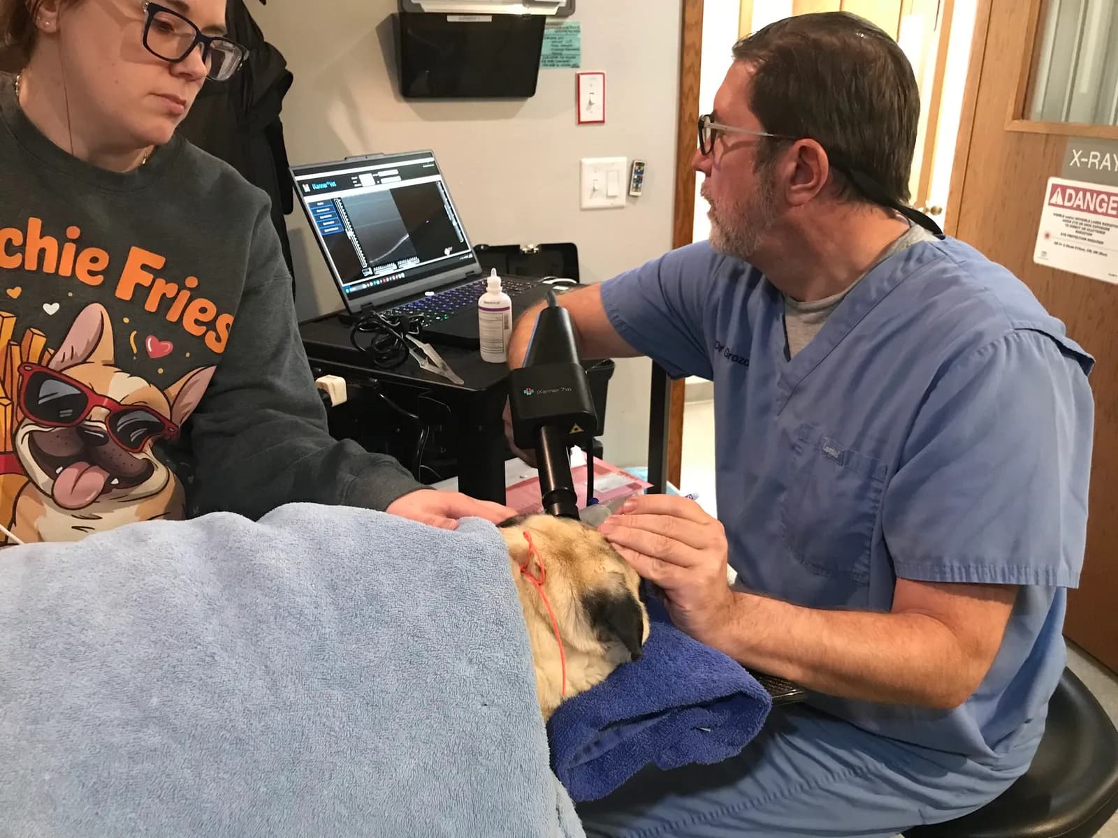Dr. Siniša D. Grozdanić performing an optical coherence tomography scan on a dog